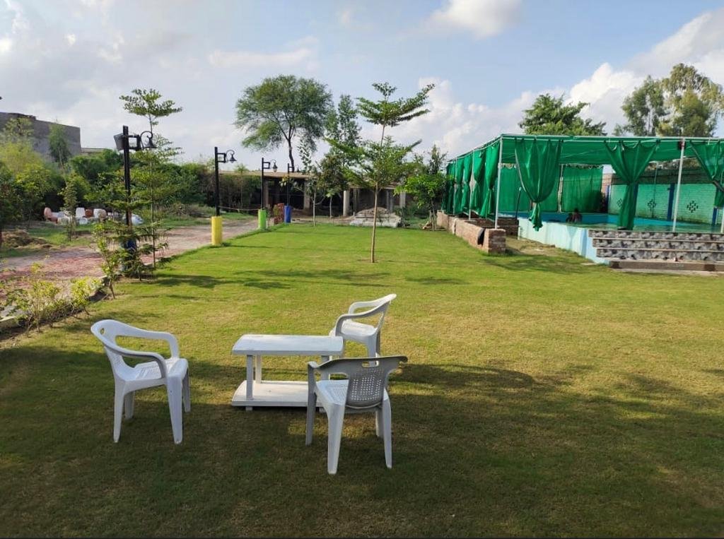 FEROZPUR ROAD FARMHOUSE 215